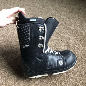 Size 7 women’s snowboard boots